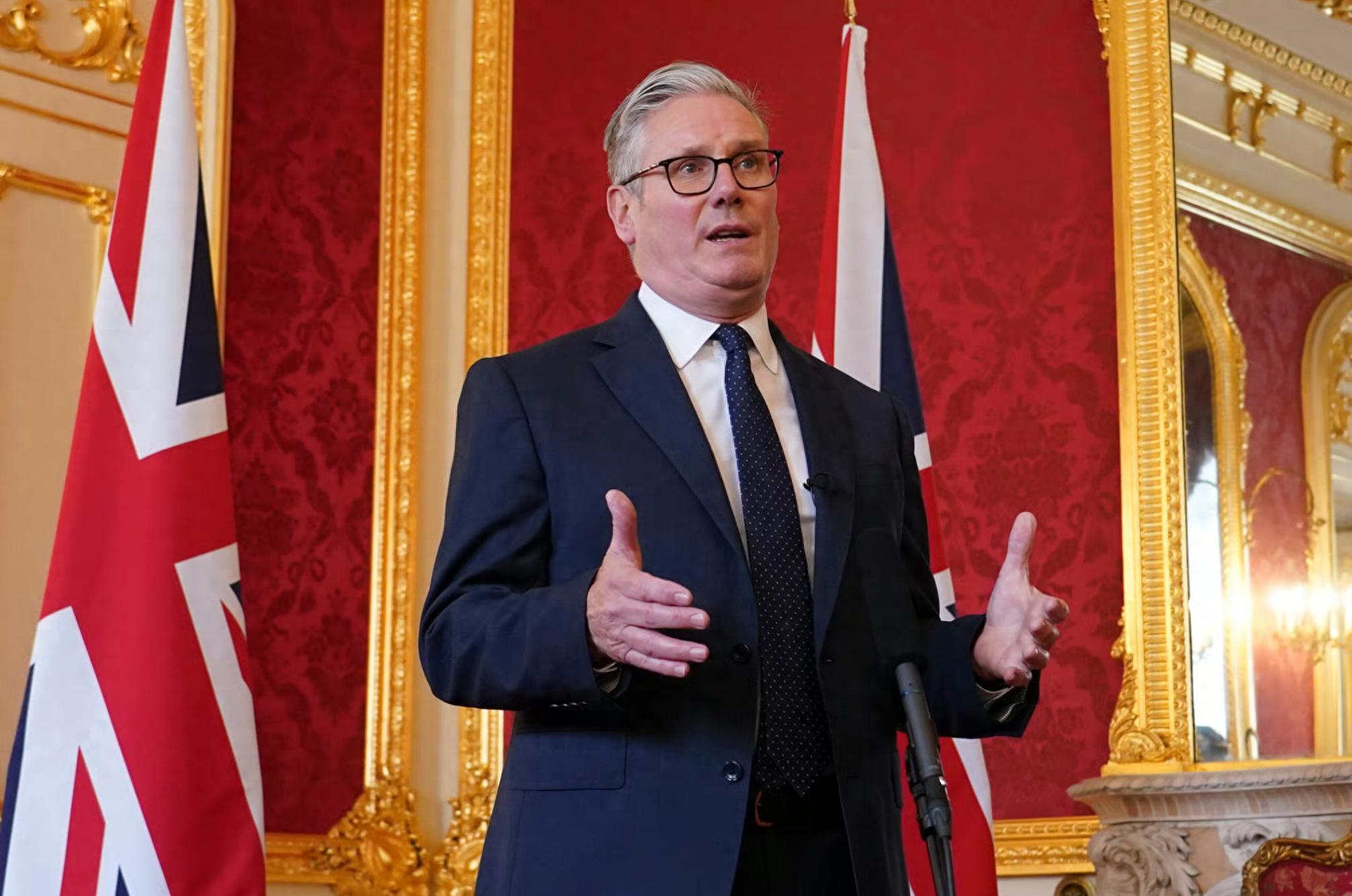 英国首相斯塔默近期在与美国前总统特朗普的互动中取得一定外交进展，但眼下正竭力巩固
