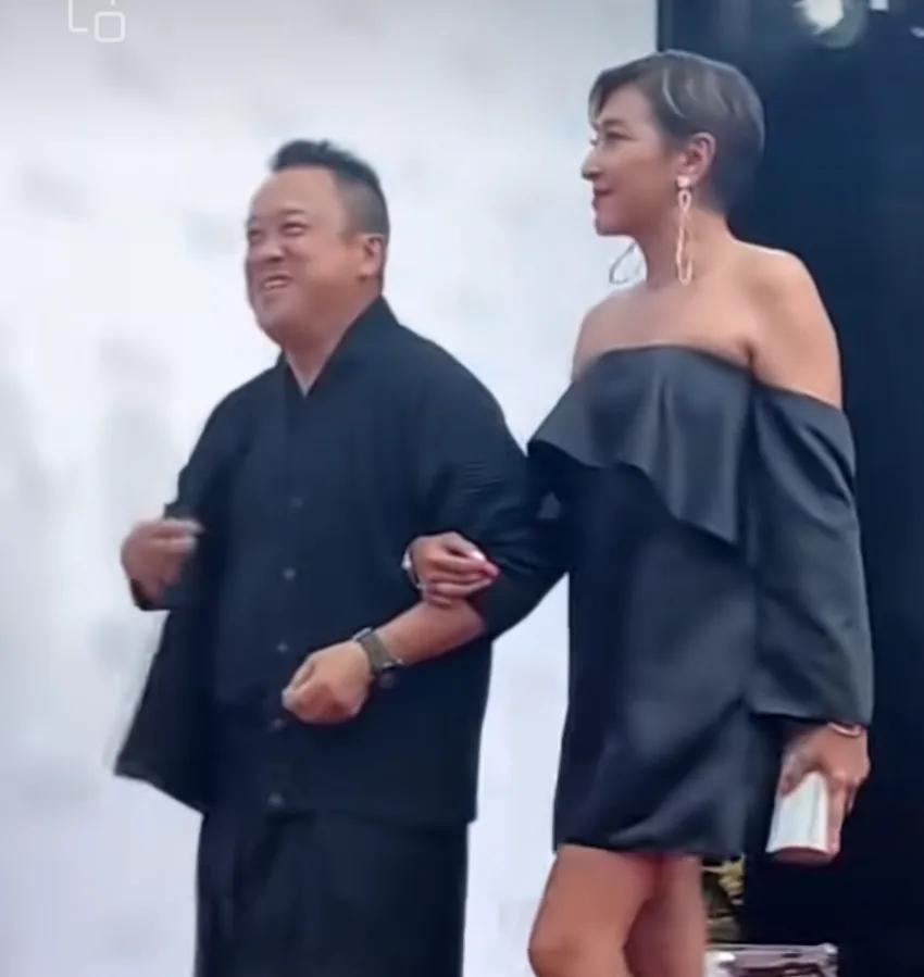 下场大快人心！“风流成性”的曾志伟，这次真的栽了？不是不报，时侯一到，就报。真不