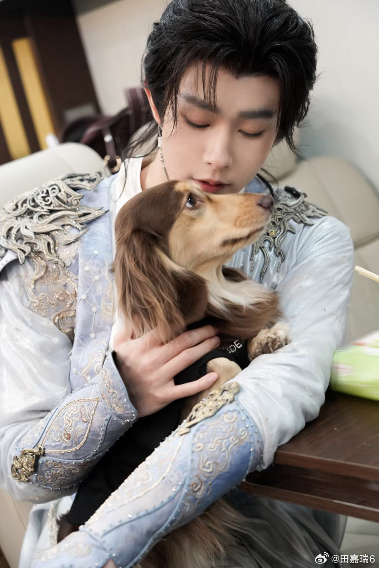 田嘉瑞抱狗随拍 田嘉瑞抱狗随拍看得人心软软呀，谁能拒绝和可爱小狗呢？ 