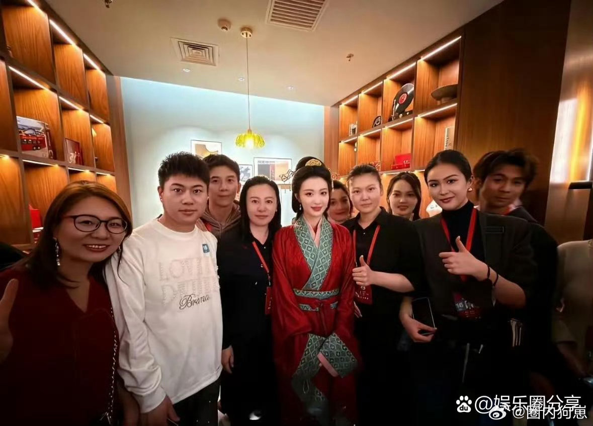 谁看了不说一句王楚然太绝，骨相皮相双在线，完全是高图层的神颜！ 