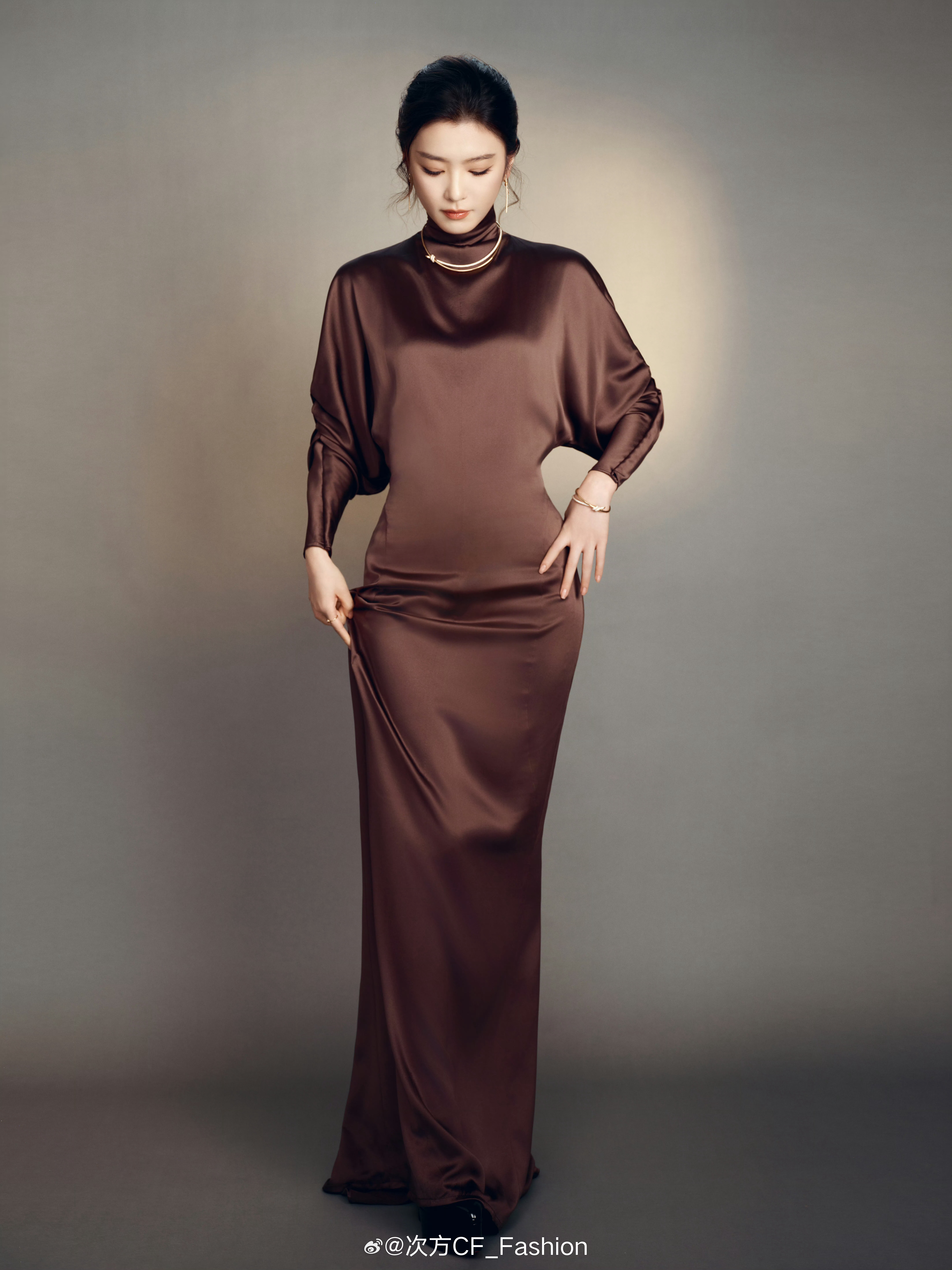 李云霄身穿MaxMara2026秋冬系列，佩戴Tiffany高级珠宝，携带《镖人