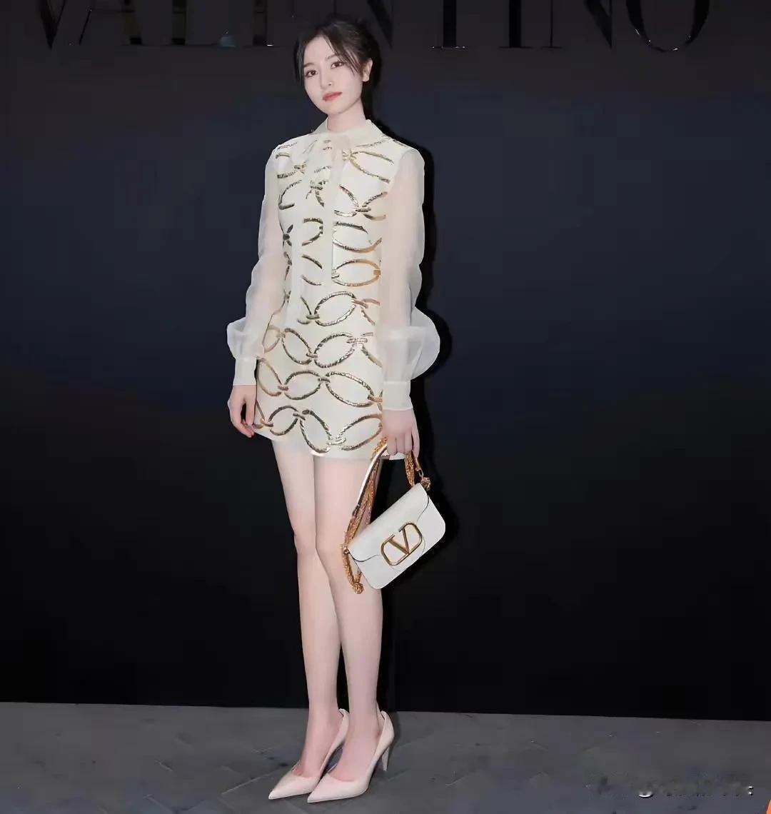 李兰迪这气质真绝了，美腿颜值双在线，越看越有味道。