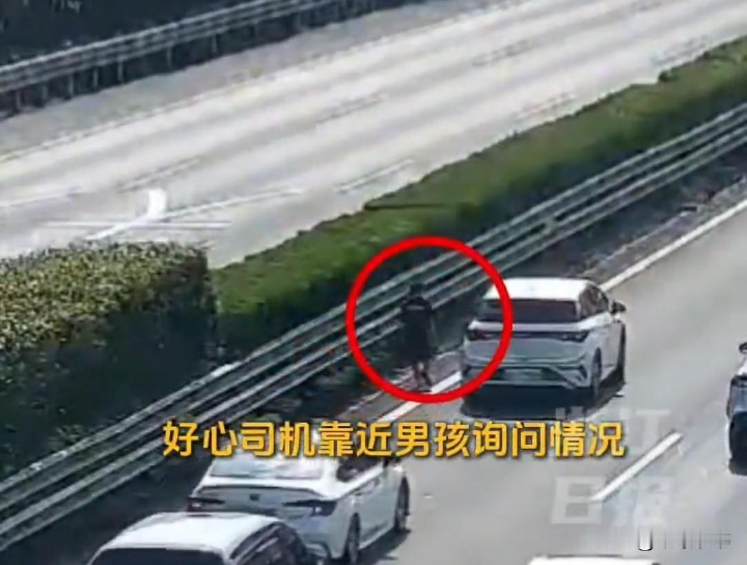 杭新景高速上，一男孩在车道上跑步。交警吓坏了，忙出手带走男孩，问：为什么在高速上