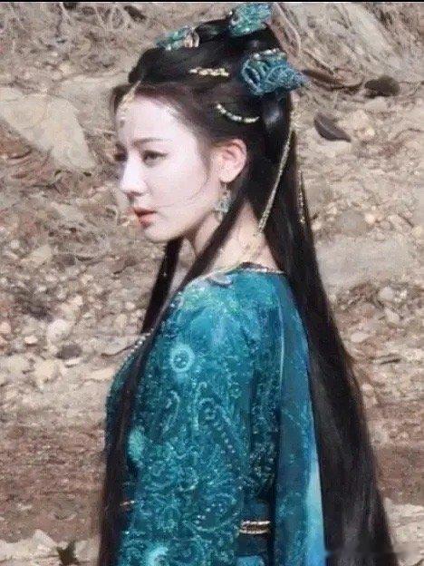 迪丽热巴路透，这个造型适配吗 ​​​