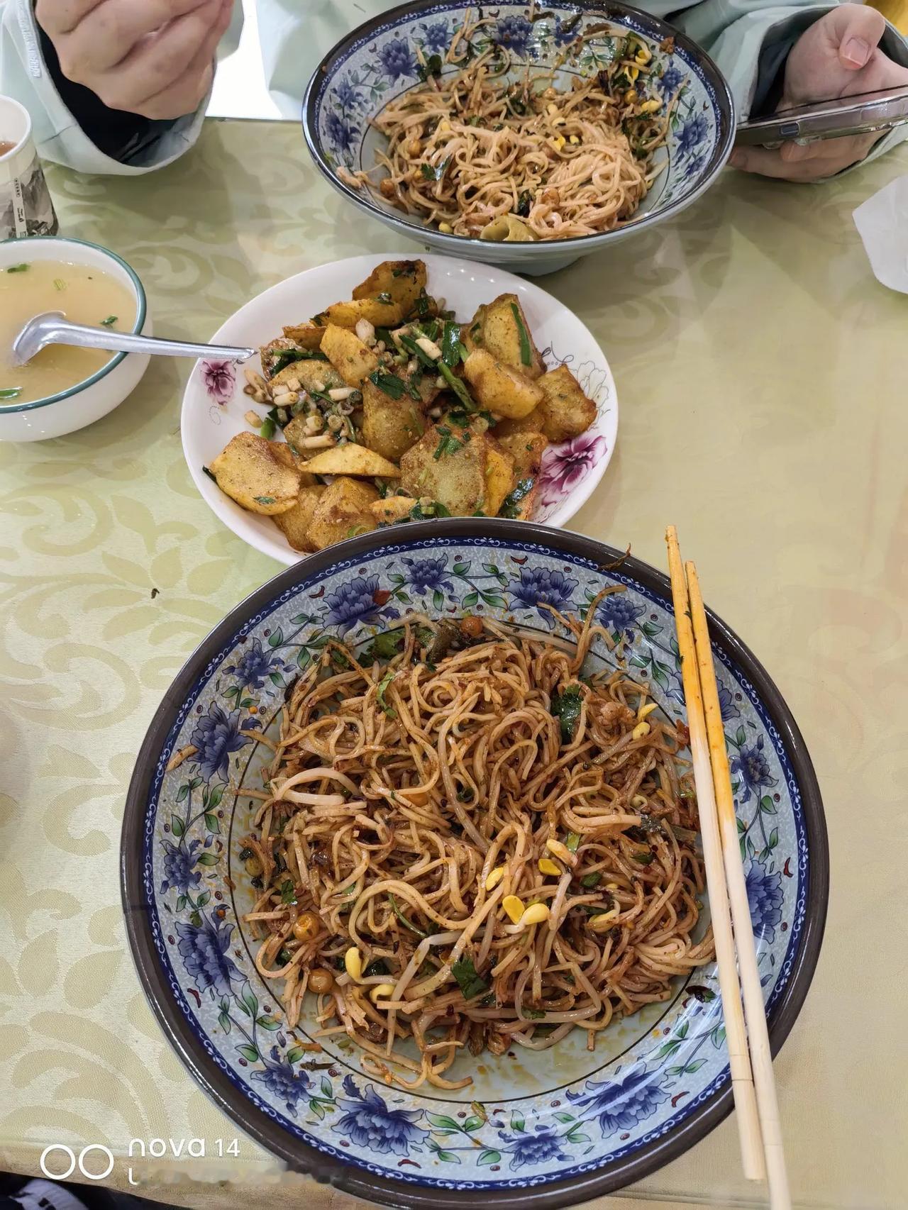 晒图笔记大赛周末哪里去，公园里面看看花草。水里摸摸鱼
