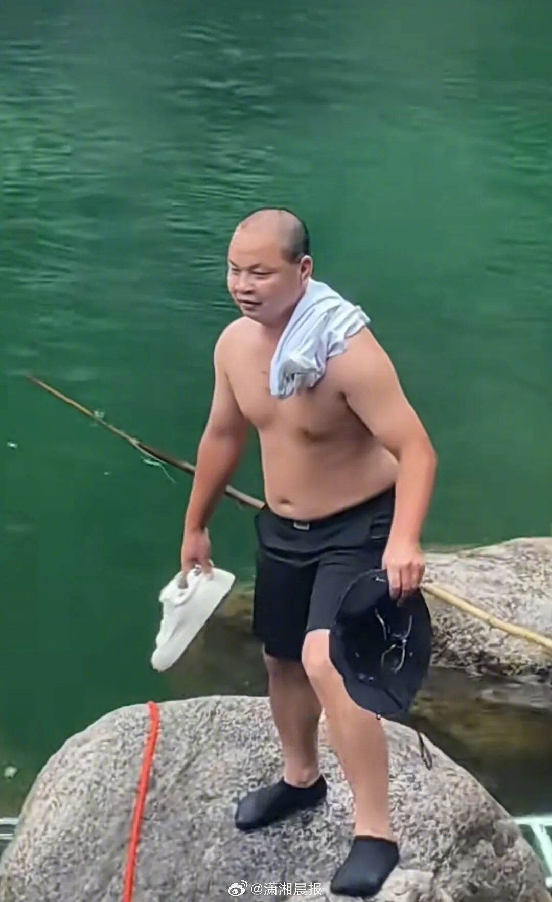 【#游客溺水沉入潭底被广东大哥救出#】#广东大哥手拿绳子两次潜入深潭救人# 近日
