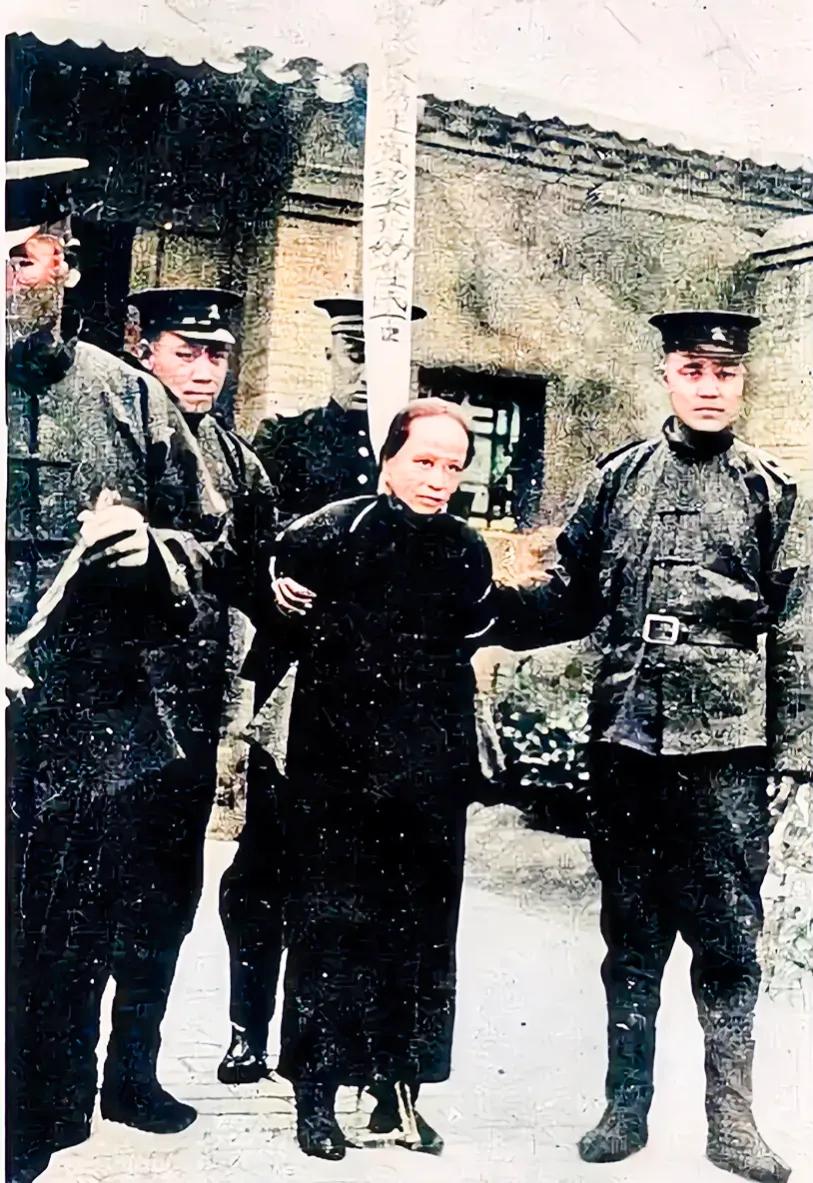 这张照片记录了1925年一名“人贩子”被执行死刑的现场。身为一个拍花子，她被反绑