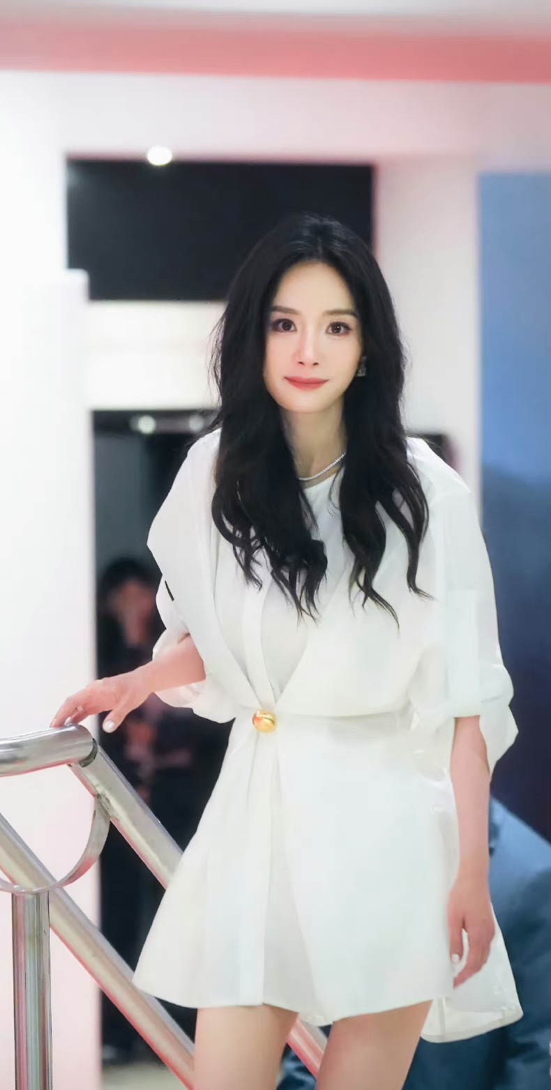 #杨幂酱园弄发布会发言#杨幂的每一个角色都让人印象深刻，这次的发布会她也感谢导演