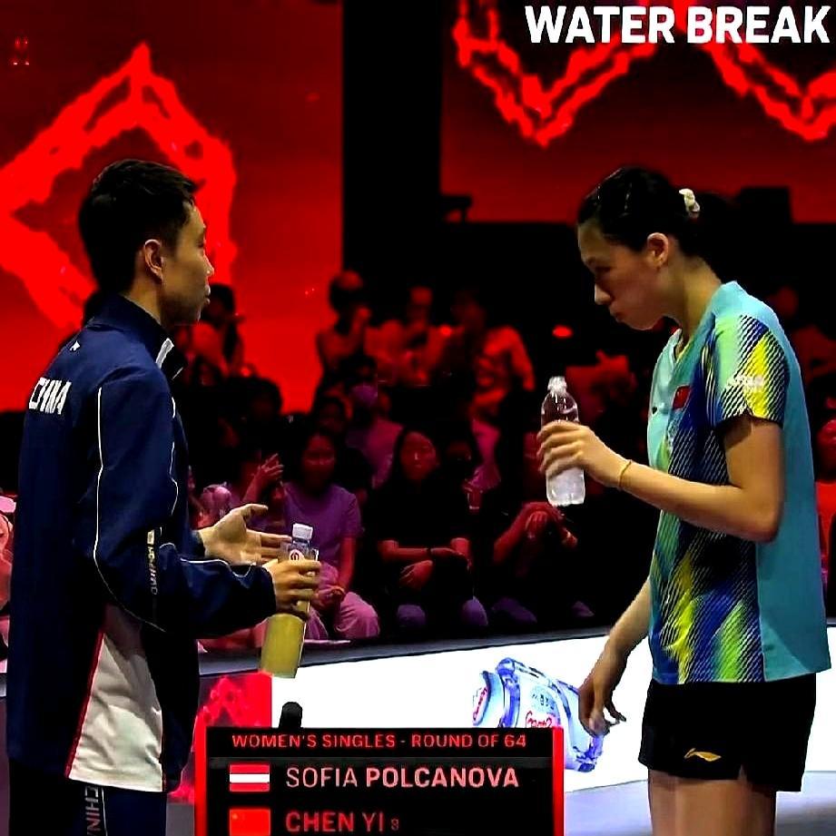 决定比赛生死的，往往是场边坐着的那个人。
 
新加坡赛陈垣宇落后雨果。场边孙逊没