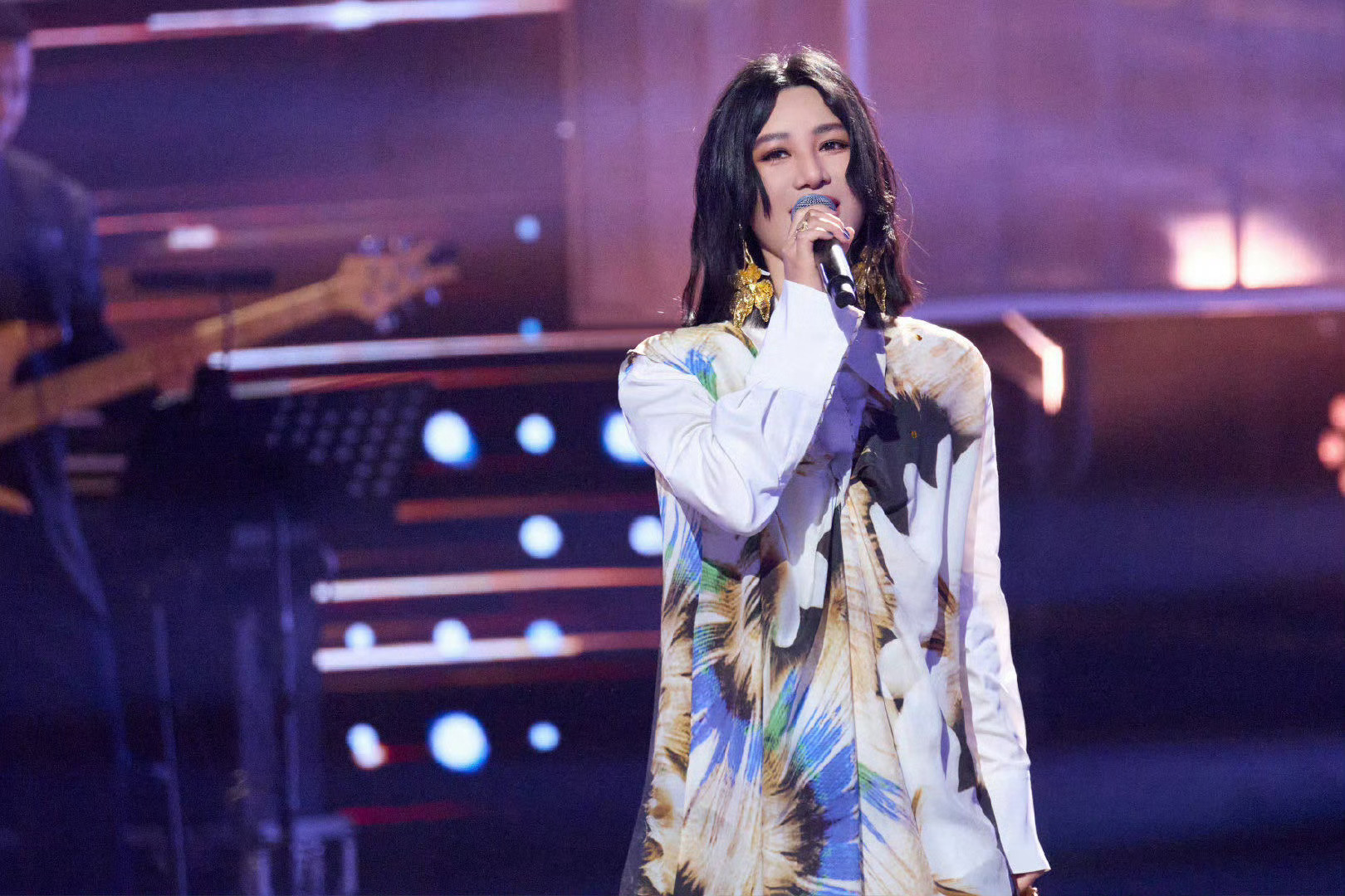 尚雯婕说蒋敦豪私下憨憨的尚雯婕透露蒋敦豪台上台下大不同。台上散发摇滚魅力，拽酷无