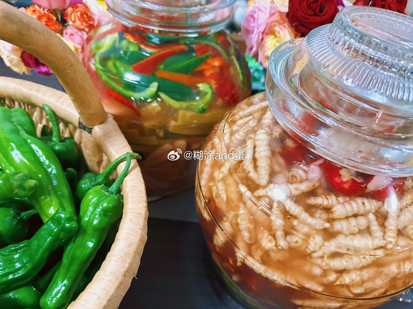 上一坛子泡菜有点太酸了，让某货尝一下，某货酸到眯眼睛，于是又做了一坛子把老卤水稀