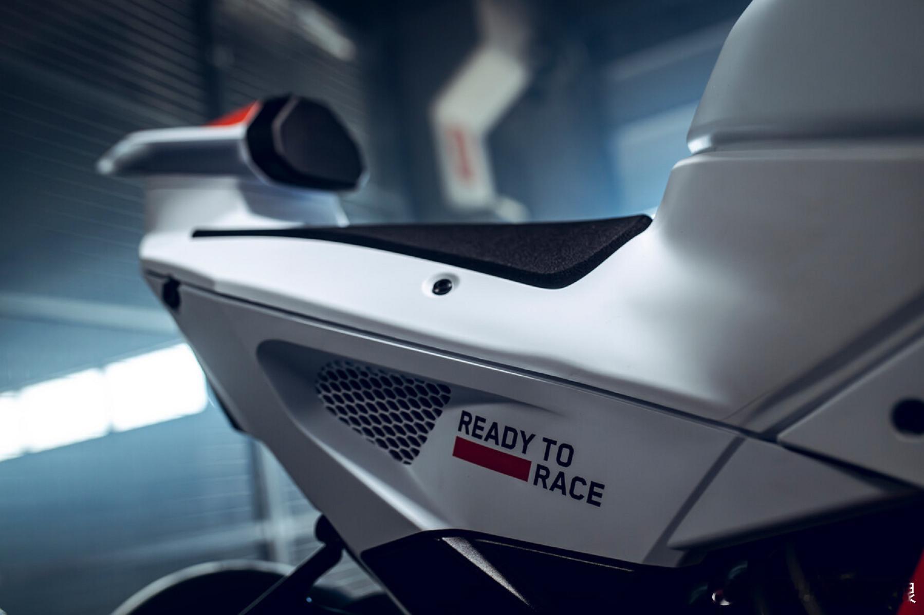 大V聊车 KTM在发布990 RC R时就承诺要推出赛道版本车型，如今KTM 9