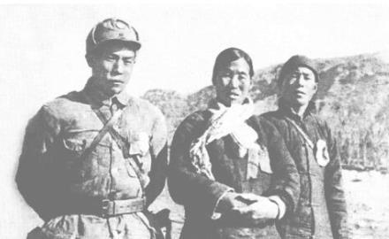 出席晋察冀边区第一届群英大会的战斗英雄邓世军(左)、子弟兵的母亲戎冠秀(中)和爆