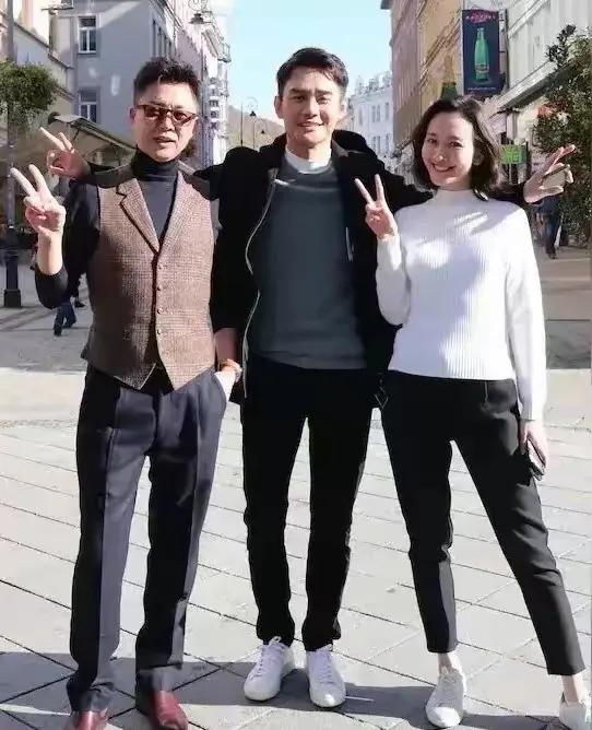 这是王鸥的两个好朋友，其中一个还可以搂她肩膀！王鸥笑起来很甜，也能和异性开得起玩