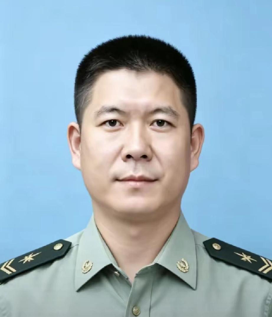 战车海上失控，三次拖救失败，眼看就要沉入海底。四级军士长谭斌跳海登车，在毒烟和高