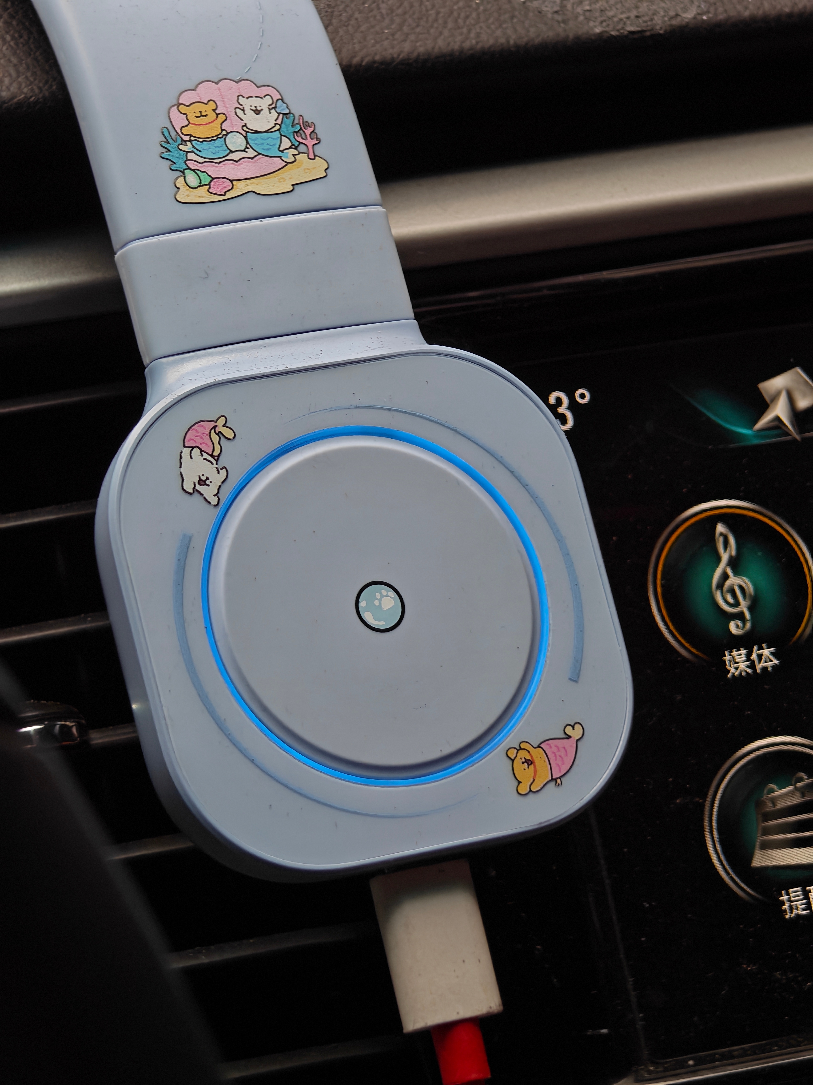 堵车堵在路上，忽然发现之前买的倍思的线条小狗联名款车载充电器，竟然有呼吸光效！还