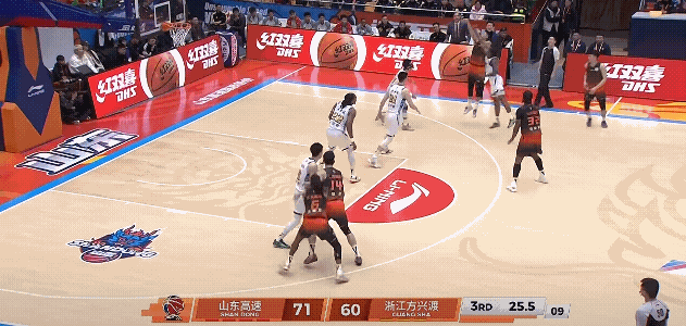 陈林坚投进关键三分，为山东男篮稳定住局面，不得不说陈林坚是山东这几个赛季以来最佳