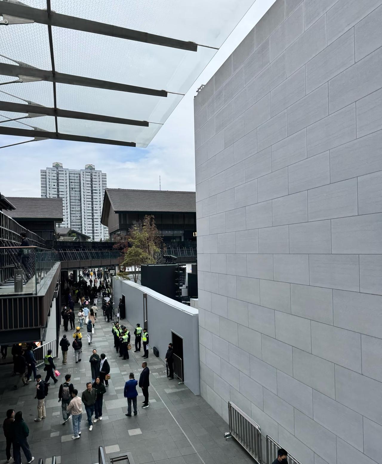 成都太古里今天火出圈！苹果50周年活动，安保是真严，想靠近都难。果然库克来了，难