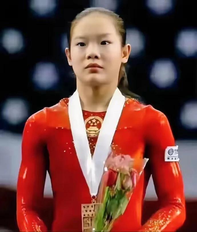 08年的“体操女王”程菲那时候才80斤，退役后体重直接飙升到180斤，这反差也太