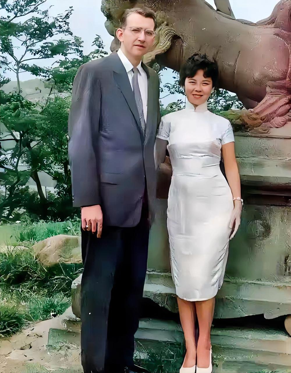 60年代，费翔父母费伟德与毕丽娜留下一张合影。
父亲高大俊朗，费翔完美继承了他不