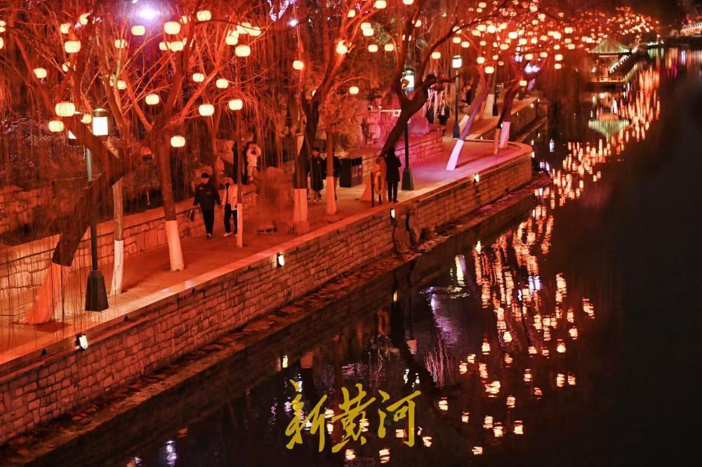 1月27日晚，济南护城河畔灯光璀璨，景色迤逦，千盏“柿柿如意”灯亮起，灯光倒映在