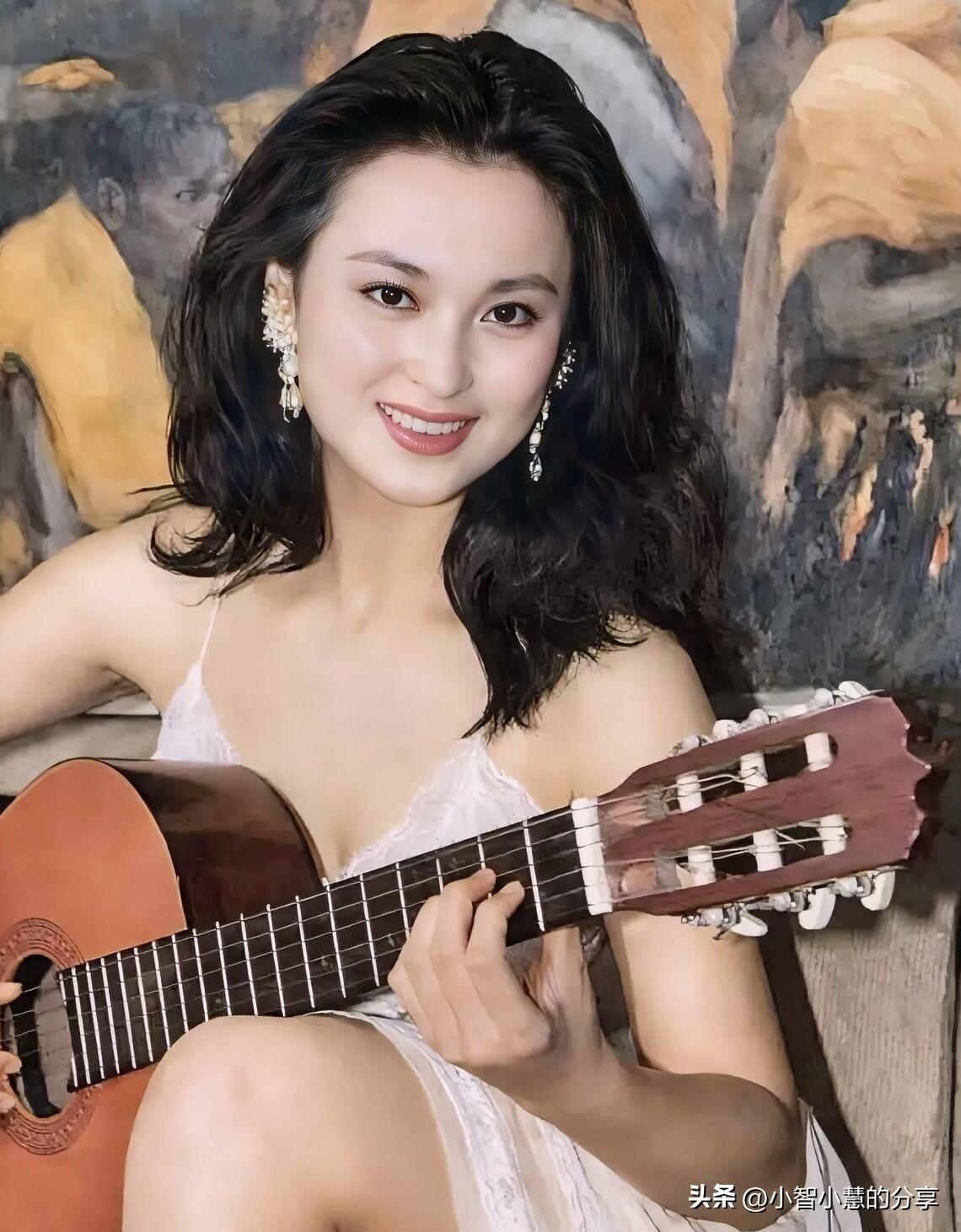 传统的东方美人的长相果然是好看，这是80年代红极一时女明星的一张照片，她长相大气