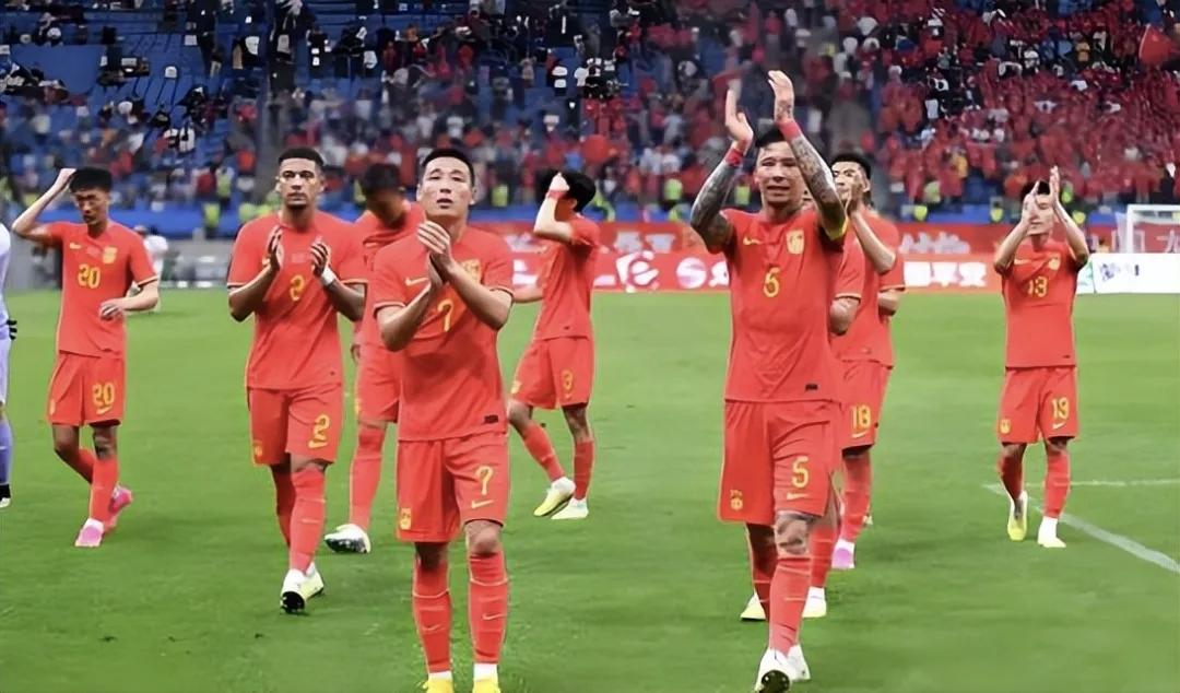 中国男足勇闯世界杯🏆，球员齐心协力，为国争光。
红衣少年，
球场显身手。