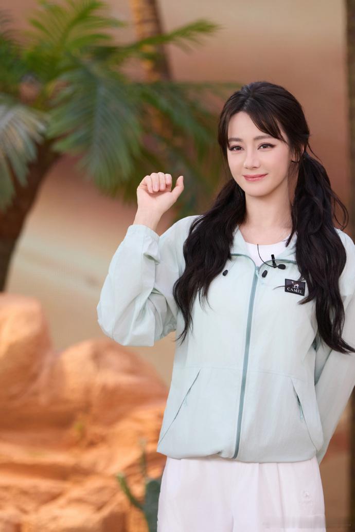 迪丽热巴户外拍照自由感pose迪丽热巴假日出游穿搭 迪丽热巴户外拍照自由感pos