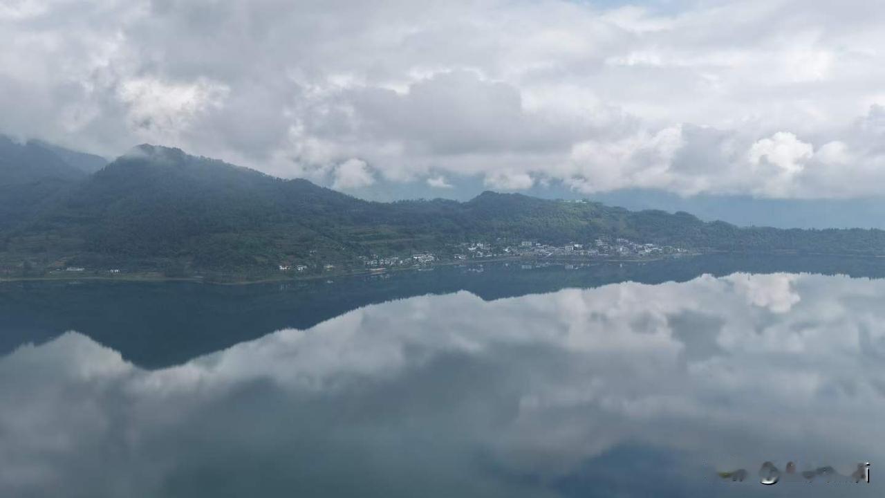 马湖风景名胜区，
位于四川省凉山彝族自治州雷波县黄琅镇大海村。
图文原创：晓燕