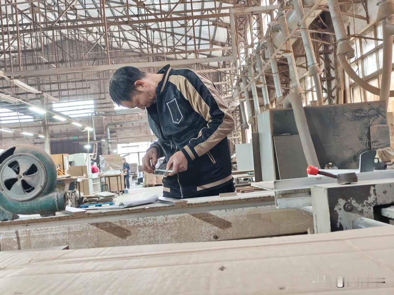 你觉得中年人的压力主要来自哪里可怜的中年人，既要上要养老还要下要养子女，甚至还要