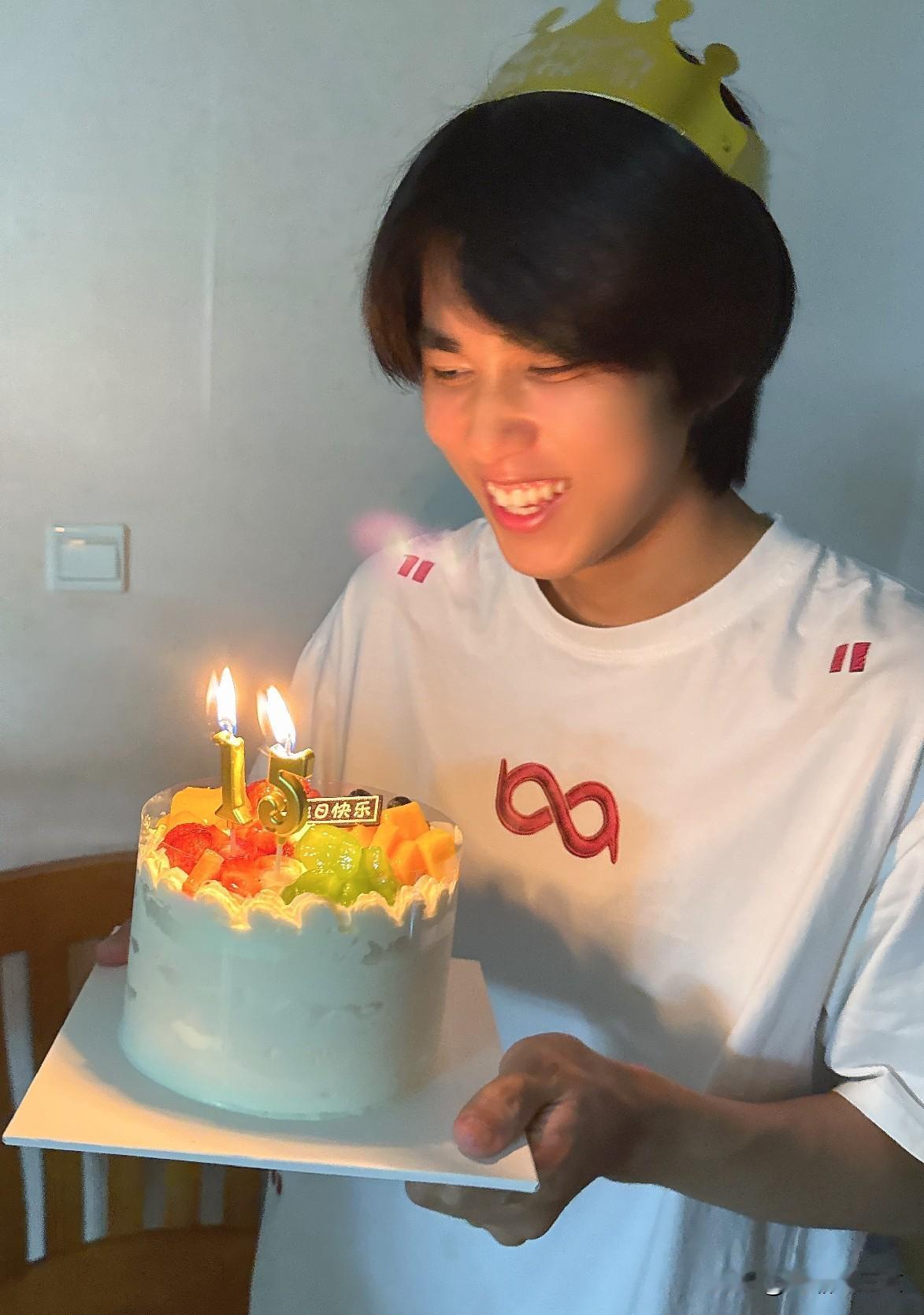 彭兮：愿你心中有光，脚下有路，未来可期！

今天是你十五岁生日，正是少年向青年迈