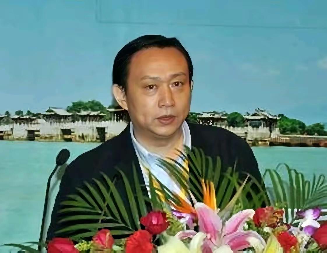 东方大国的学者卢麒元，近日在北京公开发声。
​他提出了一个惊世骇俗的主张：“立法