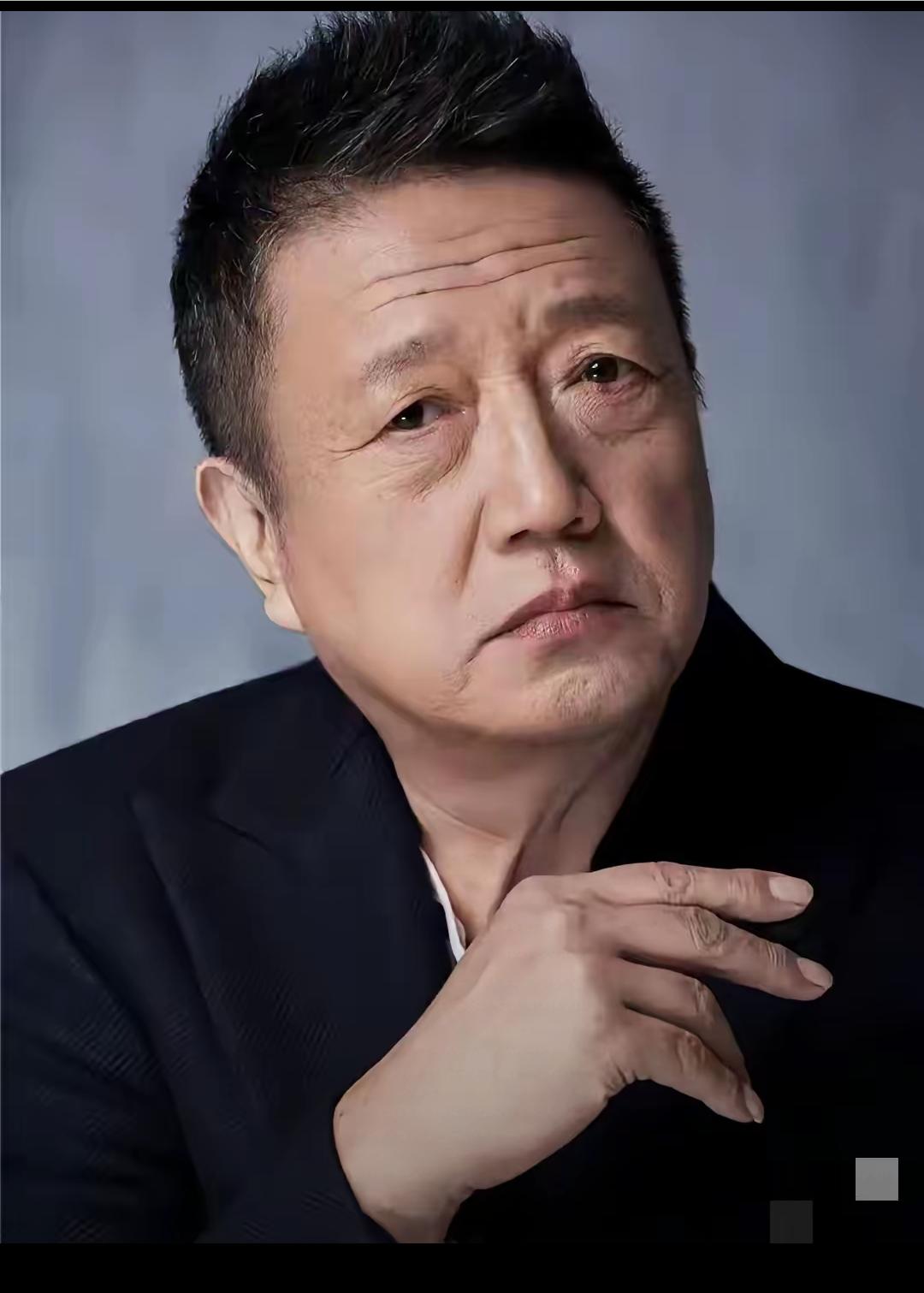 72岁的老戏骨秦焰去世，他生前并未像有些老戏骨一样，上了年纪，就没拍戏了，享受晚