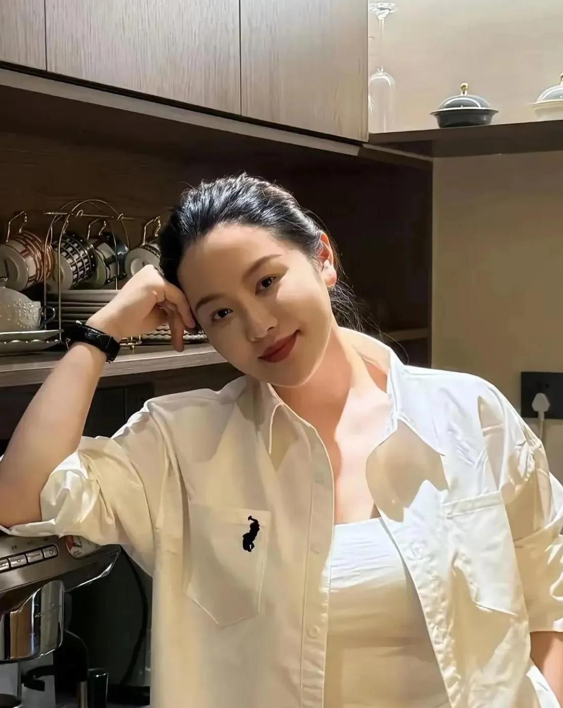 一份祝福，总在晨光中到来；一份快乐，总如朝霞般绽开；一份关心，总陪你每日的精彩；