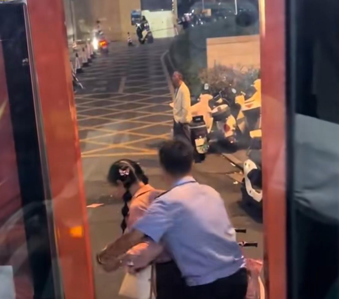 晚高峰里的温暖，赣州公交司机暖心帮扶轮椅乘客
 
晚高峰车流不息，江西赣州37路