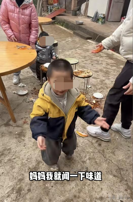 泪目！四川男童吃席打翻盘子哭着鞠躬道歉，家属回应藏教育真相🙏
四川农村宴席上，