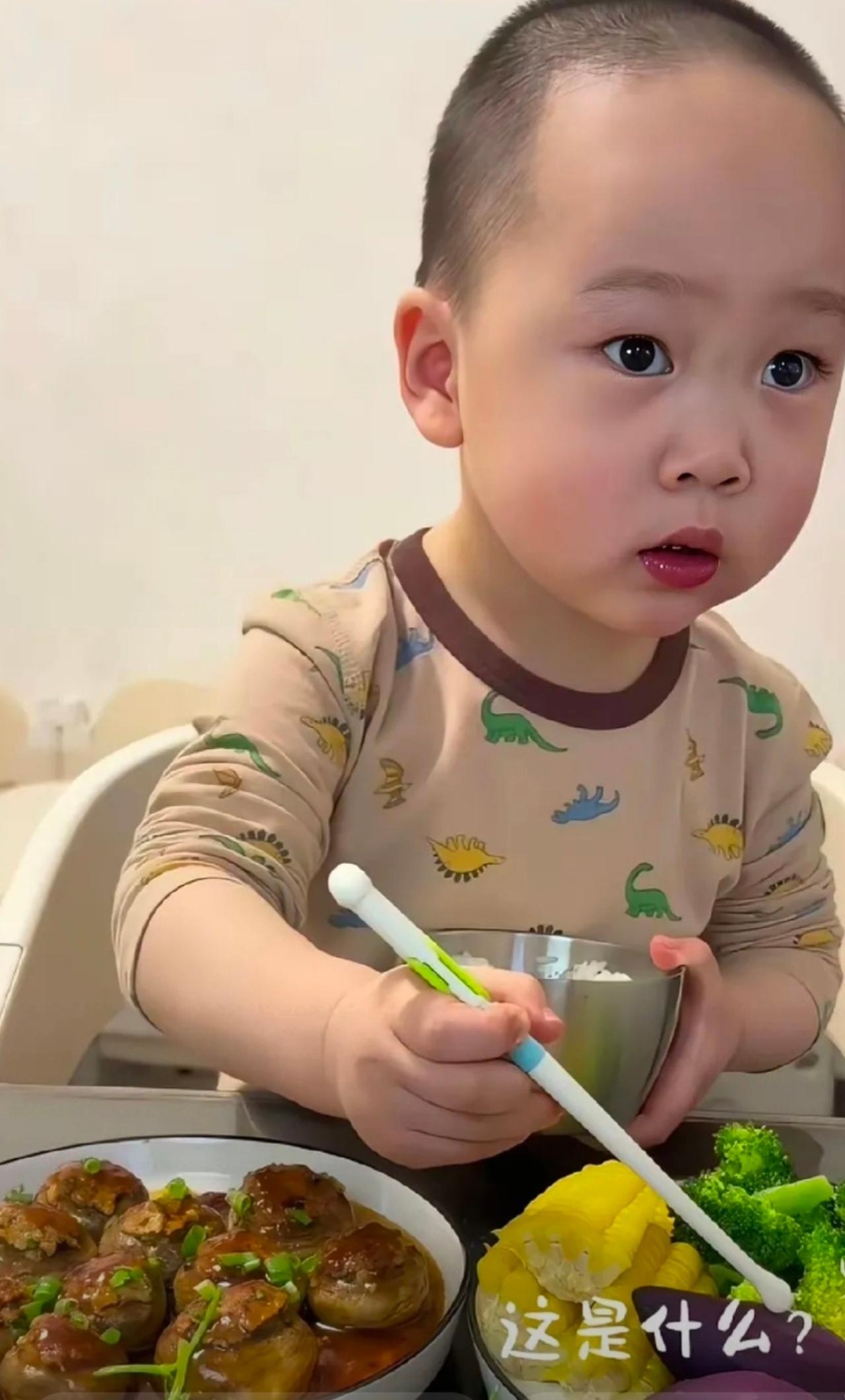 一个动作证明米乐绝不止2岁多，而是六岁多，他拿筷子非常熟练，眼神也很成熟，不像两