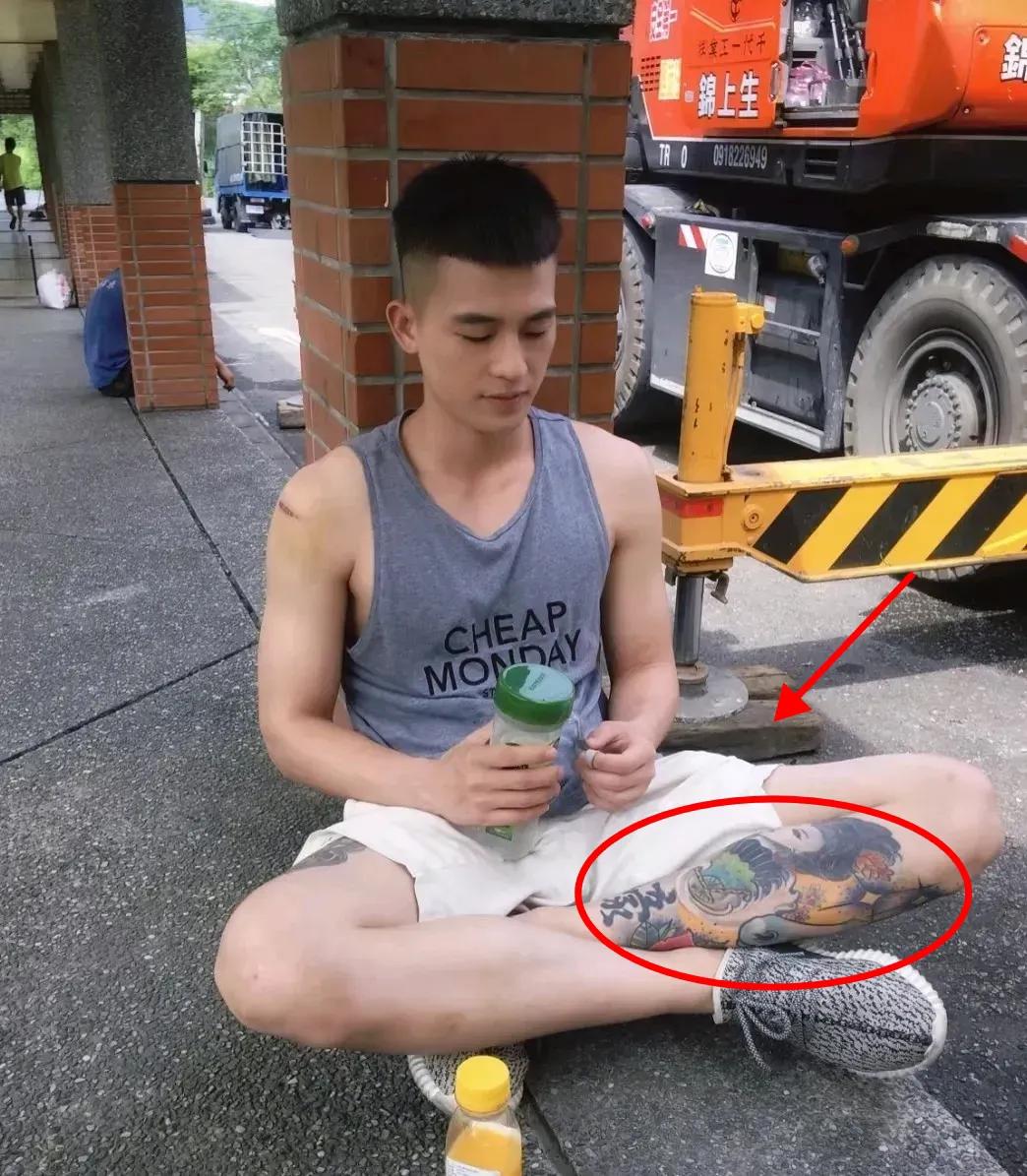 坚决反对有纹身的演员出演正面角色
今天才知道扮演封大脚的欧豪身上有大面积纹身
一