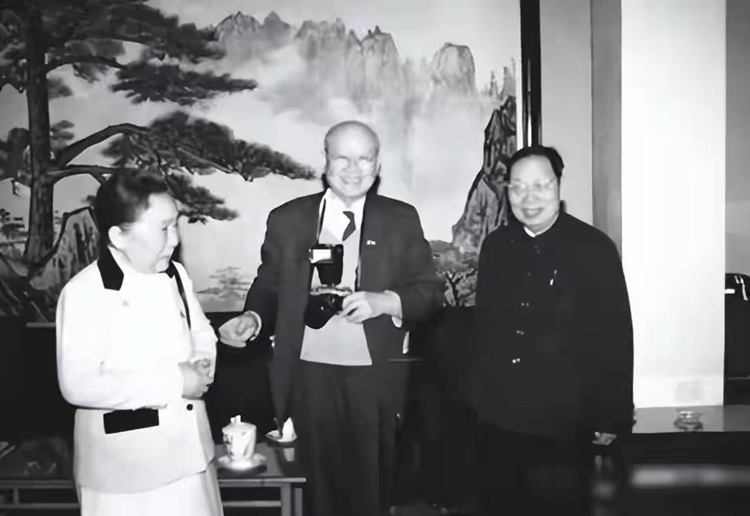 袁世凯这一生争议极大。1912 年他胁迫清帝退位，成了民国临时大总统，可 191