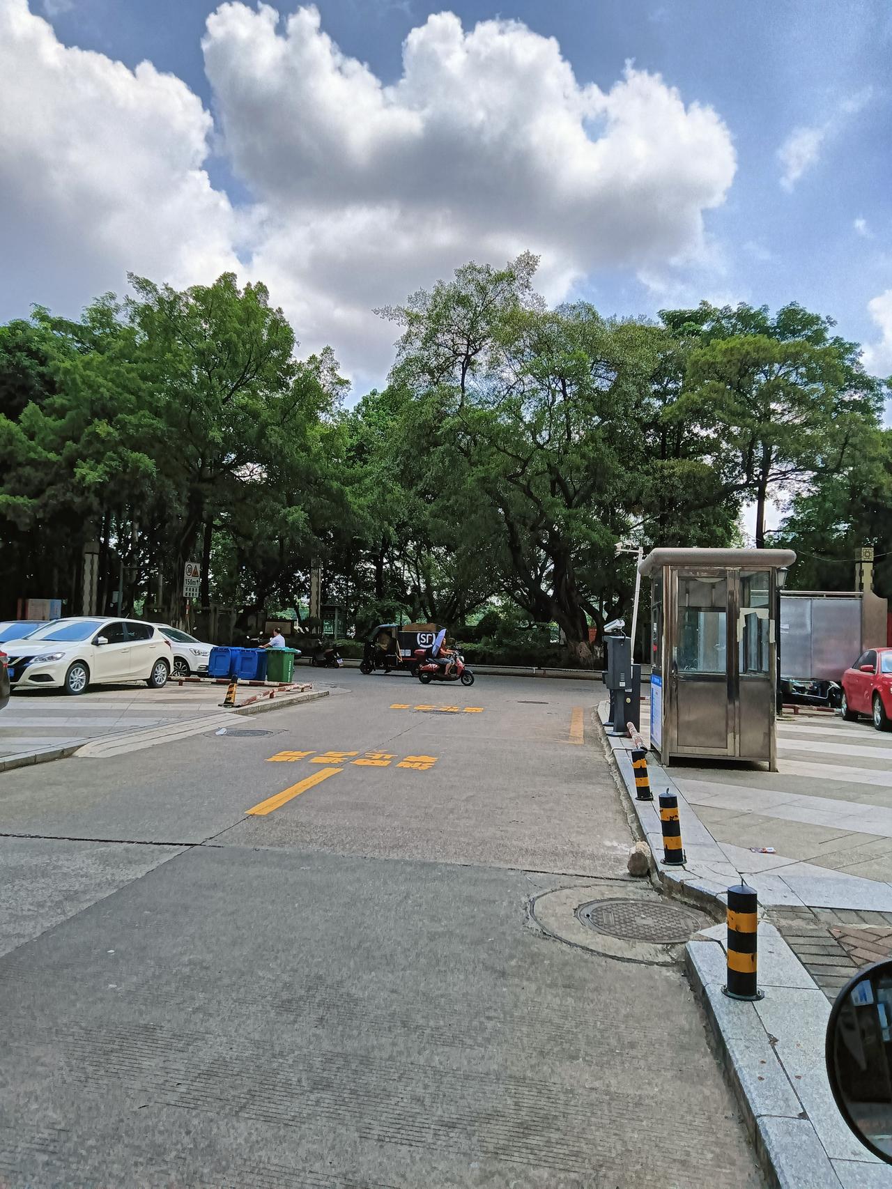 今天是农历七月十四也是两广的中元节，午后的贵港城区天气炎热街上行人很少。往年处暑