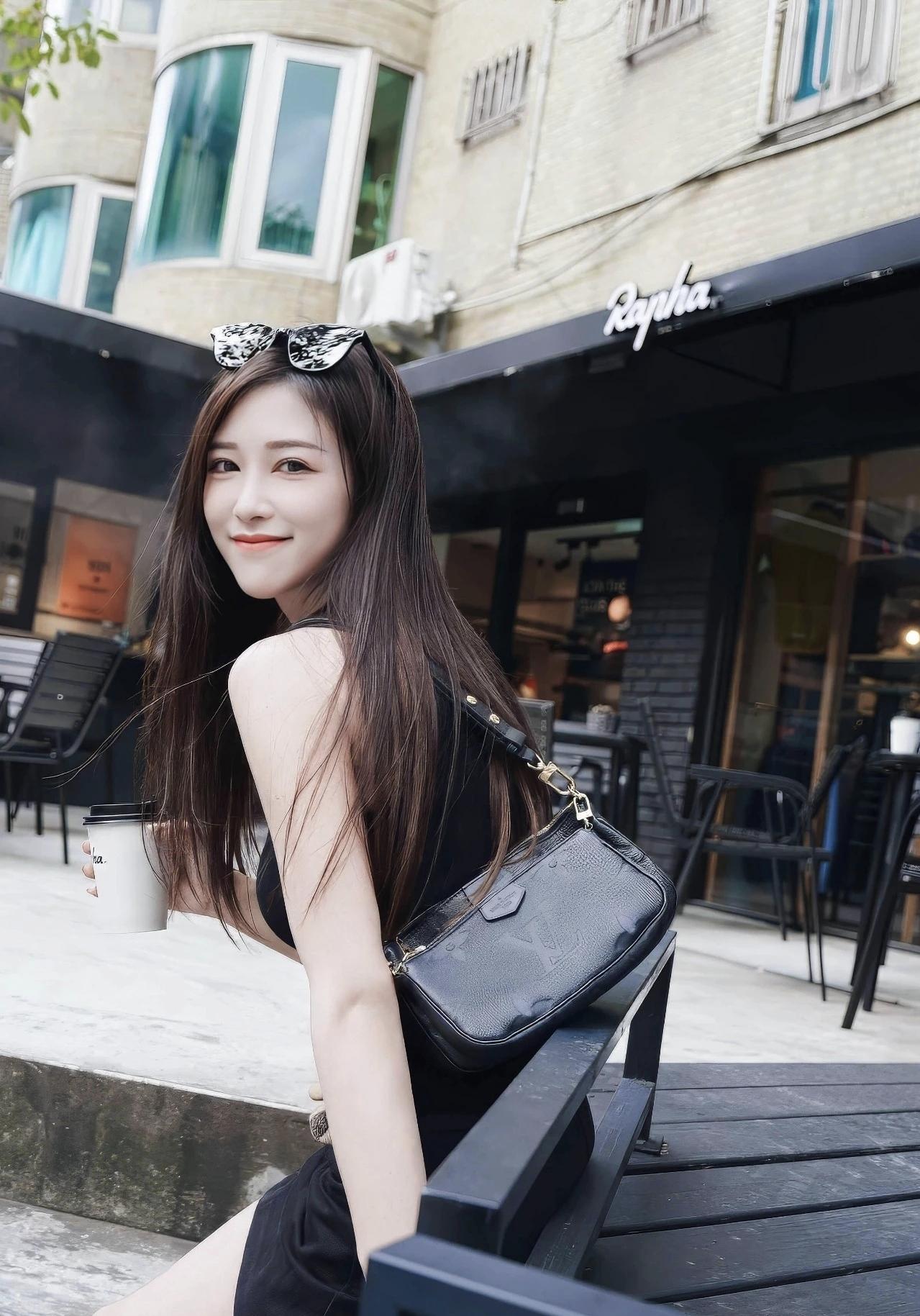 街角的咖啡店，偷得浮生半日闲，风里都是松弛的味道✨