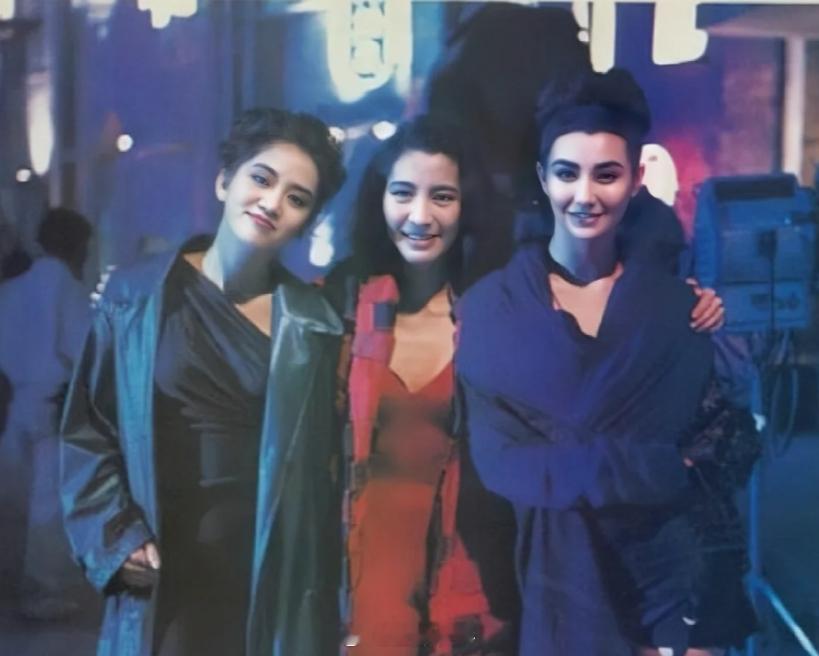 1993年，梅艳芳、杨紫琼和张曼玉的签名合影照片，从三人的妆造可以看出来，当时正