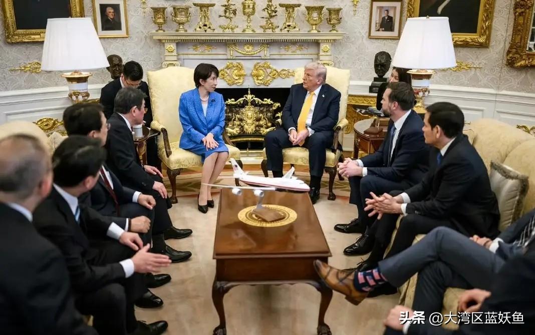 高市早苗访美这事儿，最近挺受关注的，她又双叒没管理好表情啦。本来高市早苗是去示好