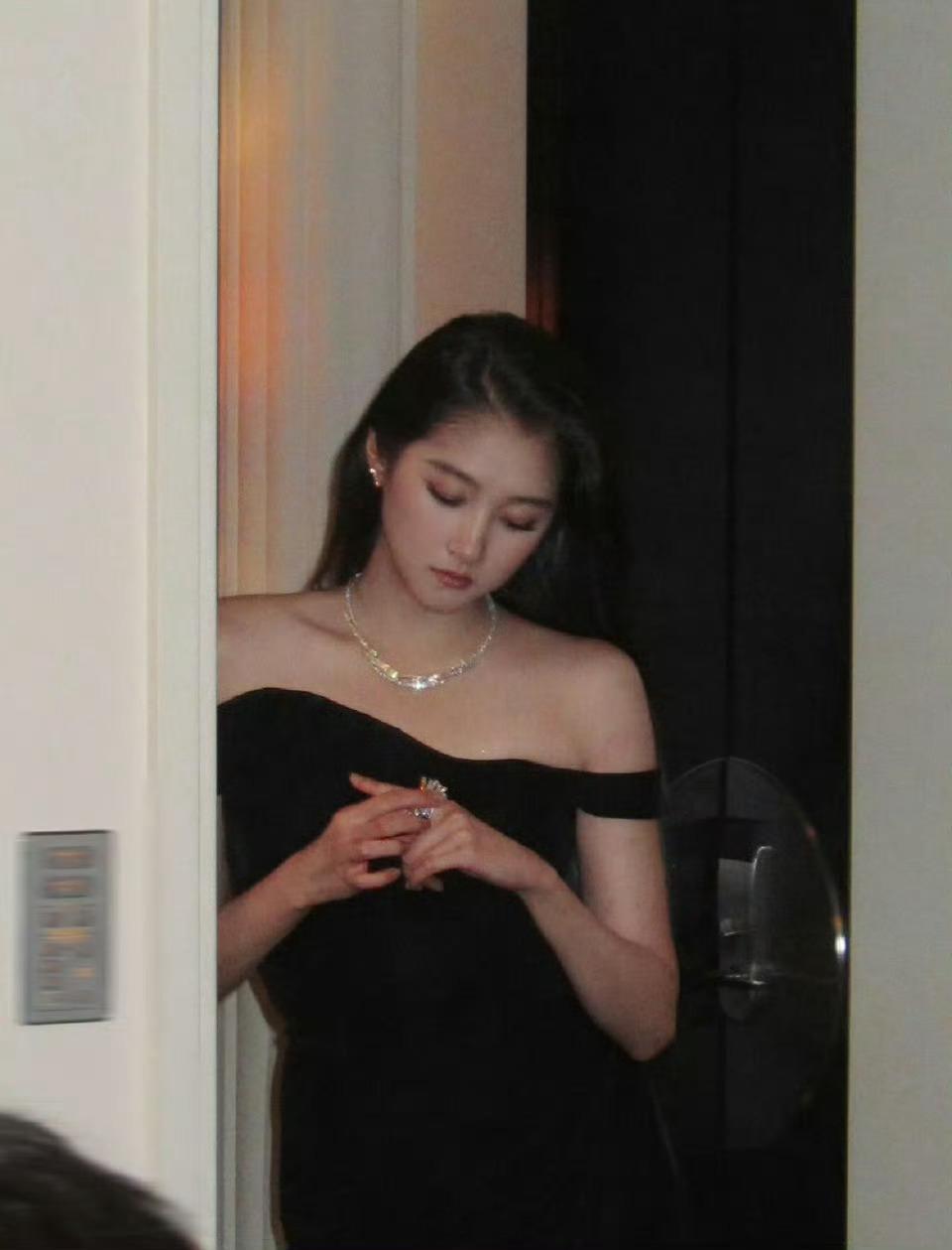 关晓彤解锁美黑新皮肤！黑皮辣妹气场拉满，颜值身材双开挂～ ​​​