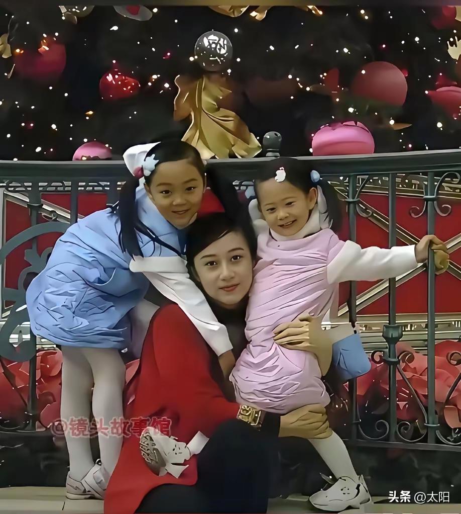说实话，李连杰的这两个女儿和他长得极为相像。她们都有着宽宽的脸，还有单眼皮。
她
