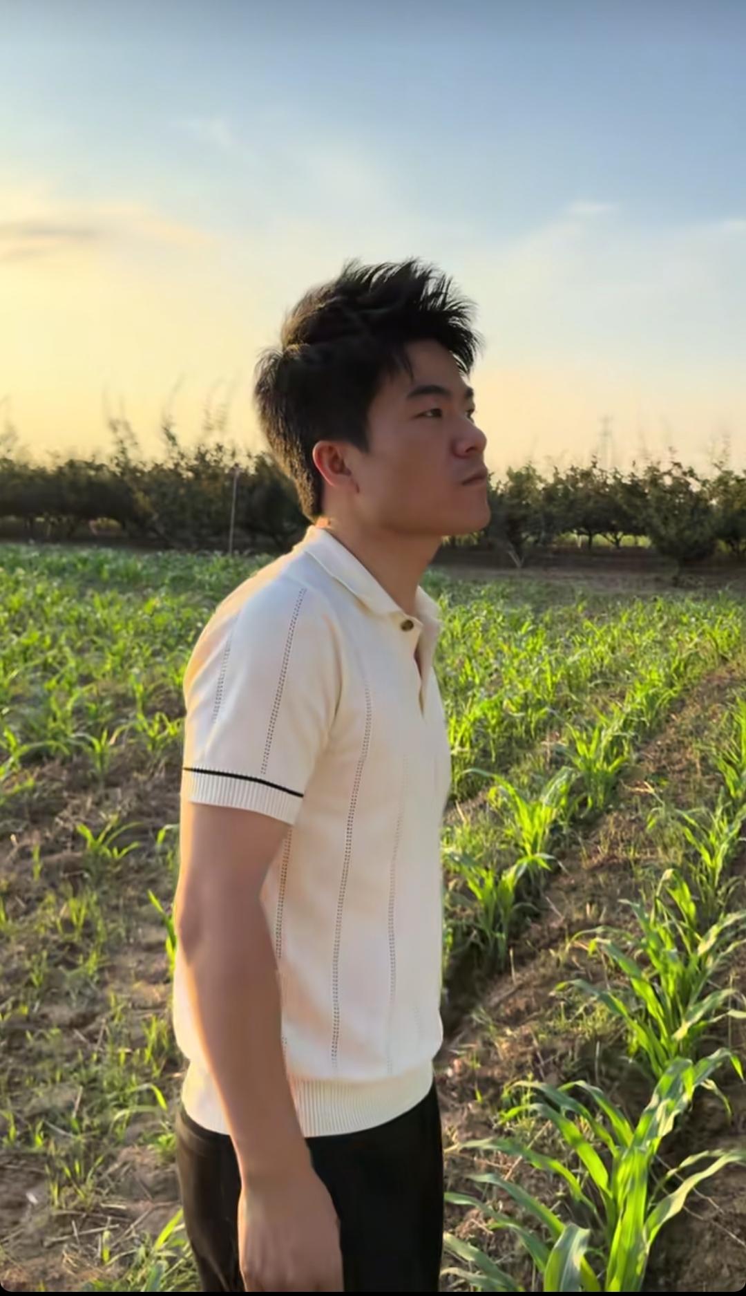 宇辉又偷懒去了，不回北京拉磨，到是跑回老家视察玉米地去了。

有人给出了有共鸣的