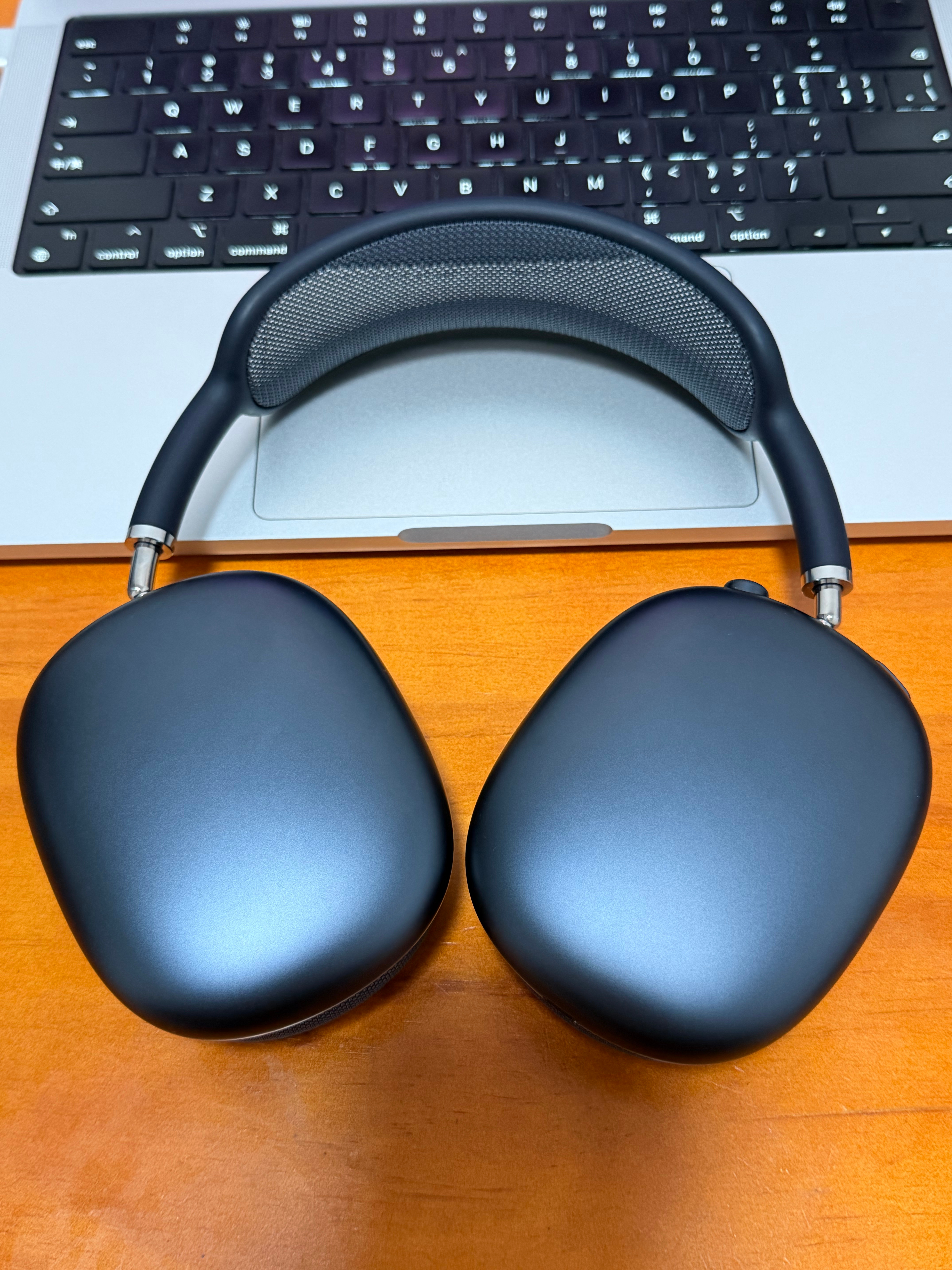 借了朋友的Airpods max来用一用今天总共佩戴时长不超过3h现在我脸的两边