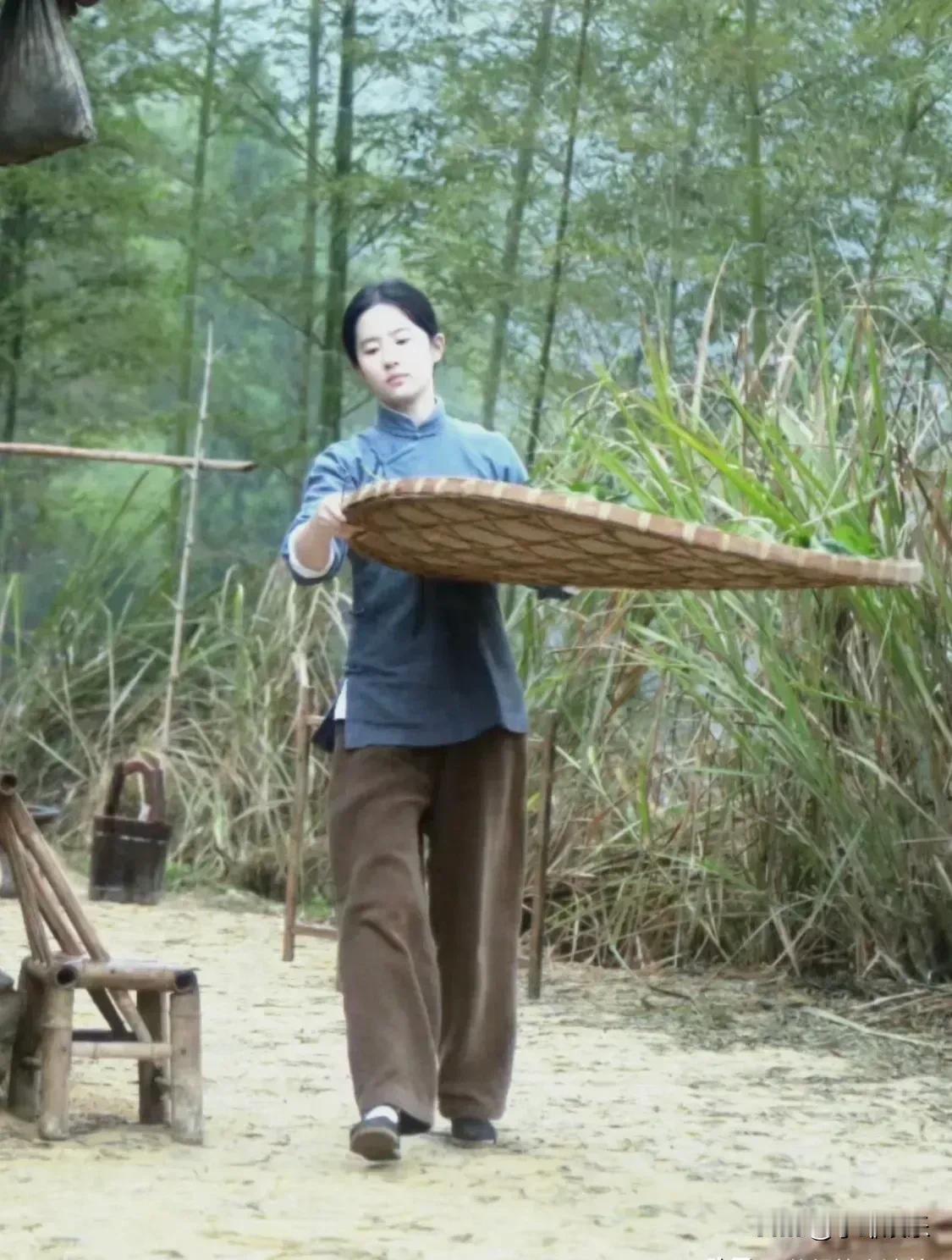 刘亦菲在村姑角色中也美得惊人！即使穿着粗布破衣，也无法掩盖她的美丽。她白皙光滑的
