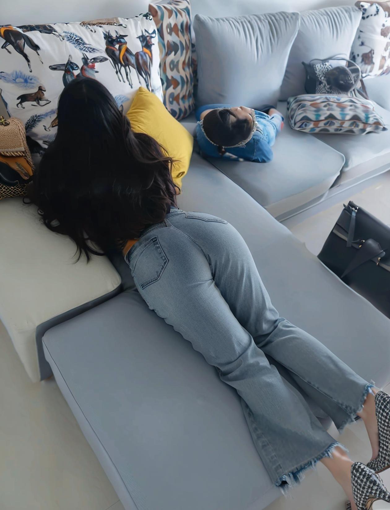 沉重的下半身…

上半身活在光里，头颅朝向星空，胸腔装满理想与诗。我们思考、言说