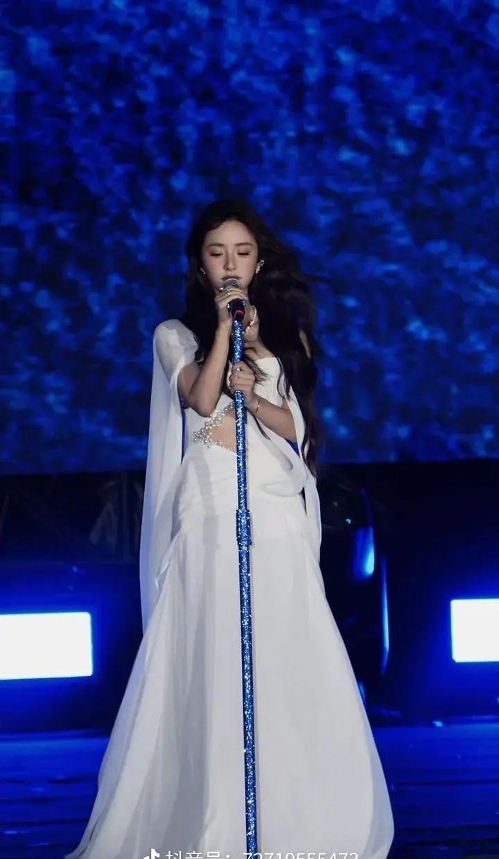沈月这次是真的有点美了 感觉她特别适合走长发长裙路线 ​​​